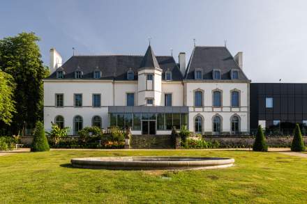 Façade du château du Domaine du Liziec à Vannes avec jardin verdoyant et architecture élégante