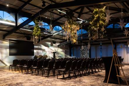 Salle de réception du Domaine du Liziec élégamment décorée pour un mariage ou un événement privé