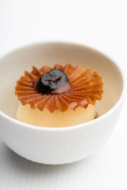Dessert individuel au Domaine du Liziec, flan caramélisé avec fruit rouge dans une présentation délicate en coupe blanche
