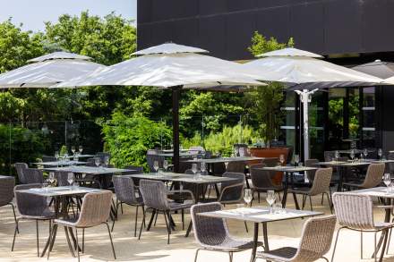 Terrasse du restaurant du Domaine du Liziec à Vannes avec parasols et tables modernes