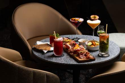 Table gourmande au Domaine du Liziec avec cocktails raffinés et planche apéritive à partager