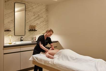 Massage relaxant au spa du Domaine du Liziec, soin bien-être dans une cabine moderne et apaisante