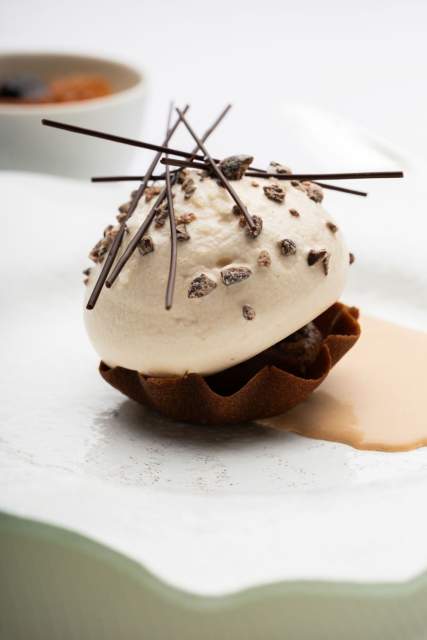 Dessert gourmand au Domaine du Liziec avec glace vanille, copeaux de chocolat et sauce légère dans une coupe en chocolat