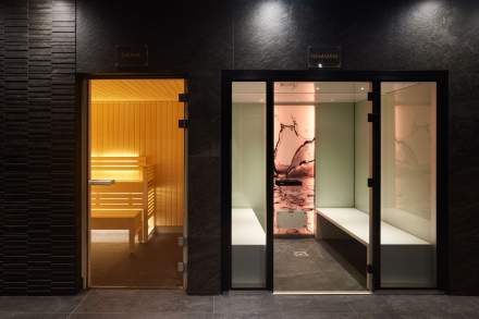 Espace bien-être du Domaine du Liziec avec sauna et hammam moderne pour une expérience relaxante