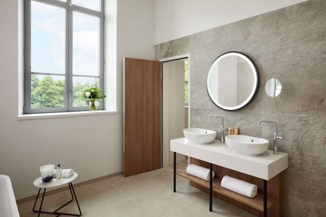 Salle de bain moderne du Domaine du Liziec à Vannes avec double vasque et décoration contemporaine