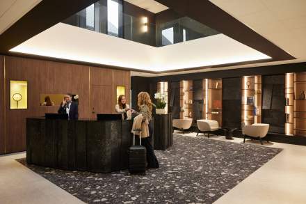 Hall d’accueil moderne du Domaine du Liziec avec réception, espaces de détente, décoration boisée et ambiance conviviale