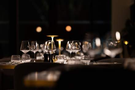 Table de dîner gastronomique au Domaine du Liziec dressée avec élégance et ambiance feutrée"