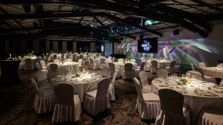 Grande salle de réception du Domaine du Liziec préparée pour un banquet ou un événement d’entreprise