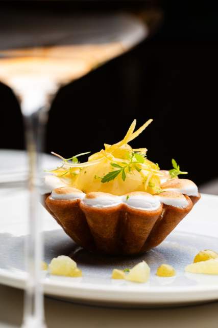 Tartelette gourmande au Domaine du Liziec avec crème onctueuse, zestes de citron et herbes fraîches dans une présentation délicate