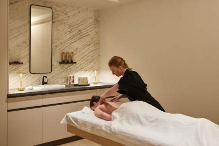 Massage bien-être au spa du Domaine du Liziec, soin relaxant dans une cabine élégante