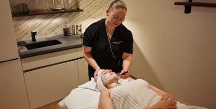 Soin visage au spa du Domaine du Liziec avec esthéticienne professionnelle et ambiance cocooning