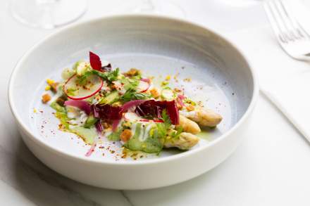 Plat gastronomique coloré et créatif au restaurant du Domaine du Liziec à Vannes