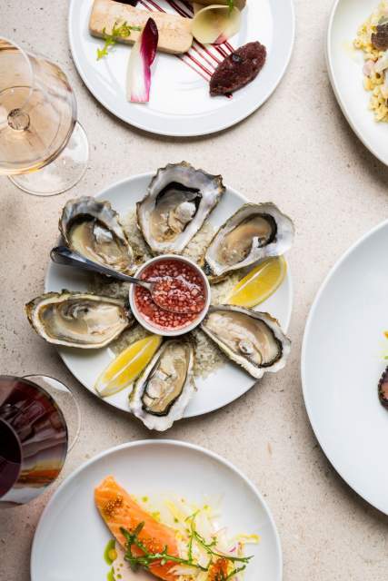 Assiette d’huîtres fraîches au Domaine du Liziec, servies avec citron et sauce rouge dans une présentation élégante