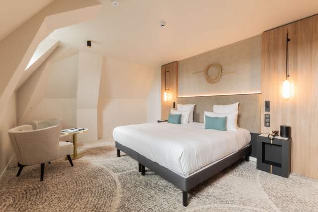 Chambre élégante du Domaine du Liziec à Vannes avec lit double, décoration moderne et ambiance cosy
