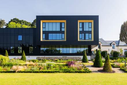Architecture moderne et élégante de l’extension du Domaine du Liziec à Vannes entourée de verdure